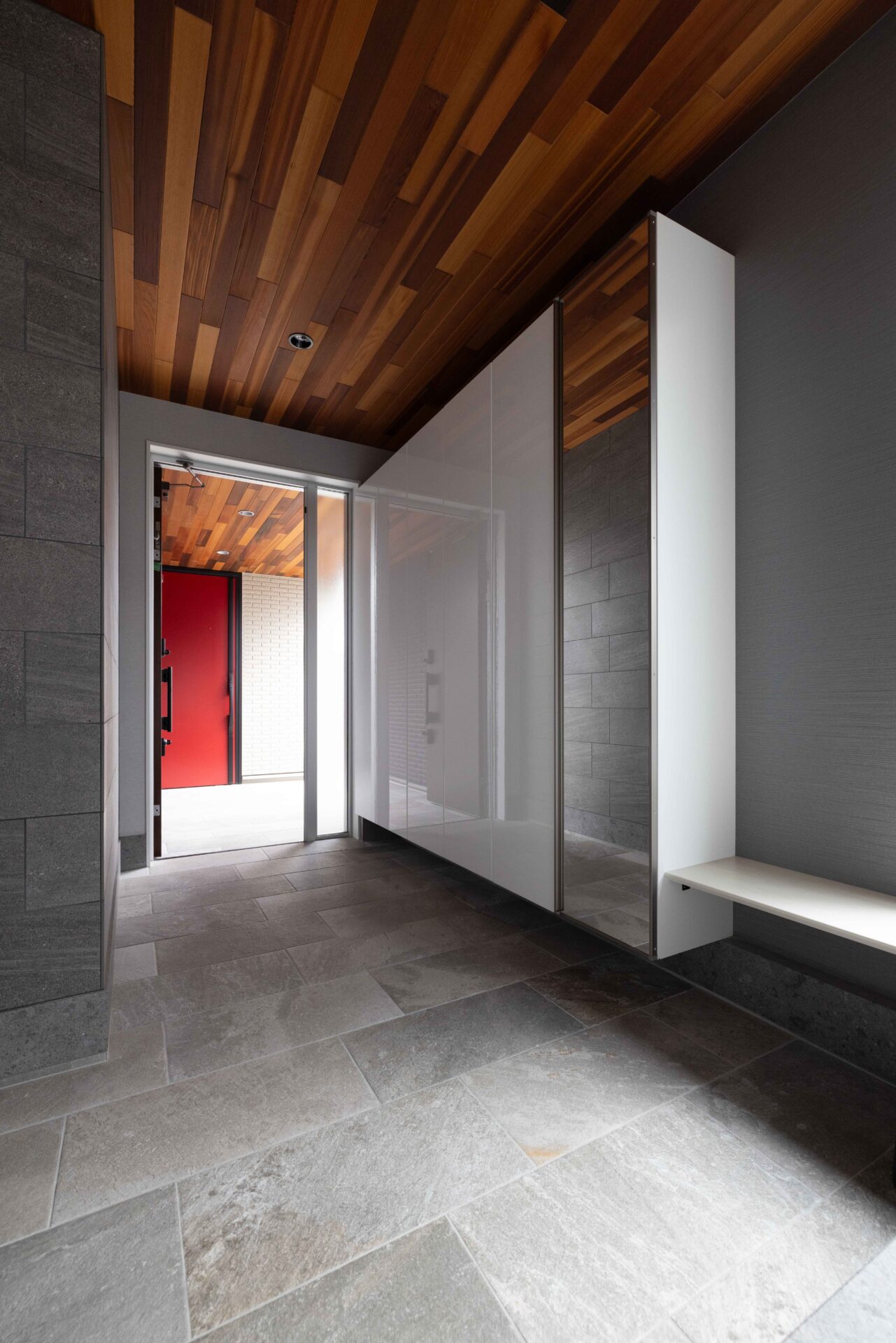 玄関とガレージが一体の間取り（玄関）｜群馬・伊勢崎｜ハグデザイン