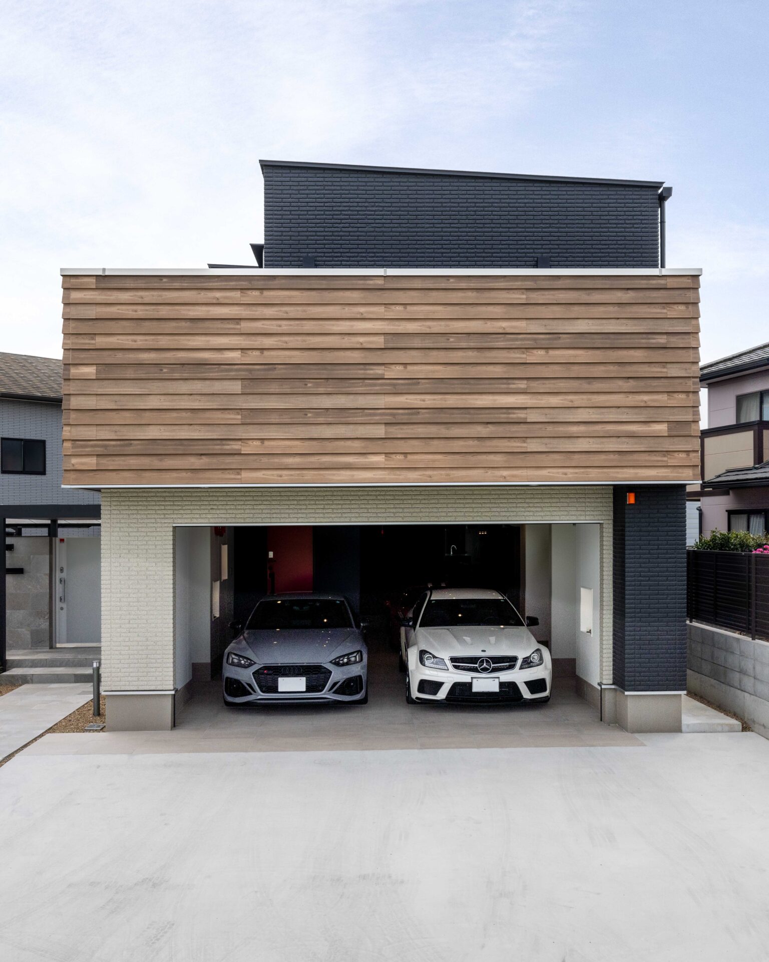 二階建てのガレージハウスの外観
