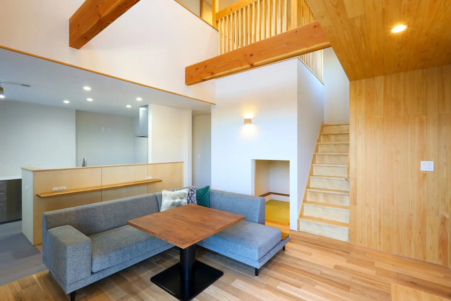 リビング階段のおしゃれなデザイン実例(吹き抜けあり)|群馬・伊勢崎の一級建築士事務所『ハグデザイン』