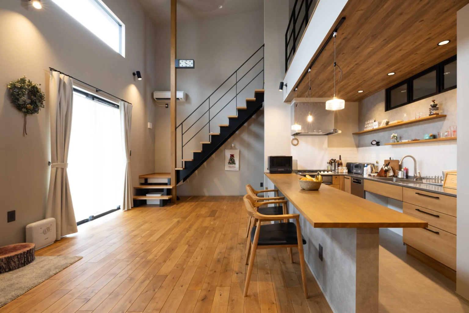 リビング階段のおしゃれなデザイン実例(吹き抜けあり)|群馬・伊勢崎の一級建築士事務所『ハグデザイン』