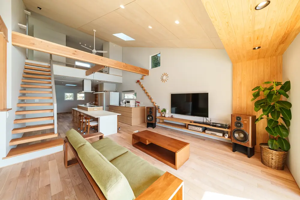 リビング階段のおしゃれなデザイン実例(吹き抜けあり)|群馬・伊勢崎の一級建築士事務所『ハグデザイン』